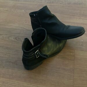 Beautiful black boots, never worn. Elegant and simple